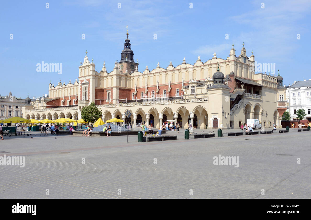 I vestiti Hall di mattina presto, la Piazza del Mercato di Cracovia, il Sito Patrimonio Mondiale dell'UNESCO, Polonia, luglio 2013. Foto Stock