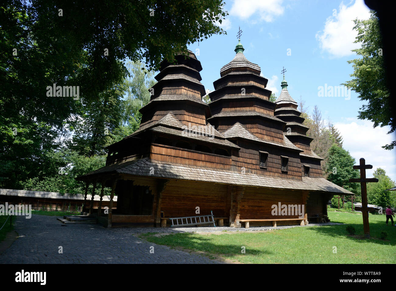 Tradizionale chiesa di legno, il Museo di architettura popolare e di vita, di Lviv, Ucraina, Giugno 2013. Foto Stock
