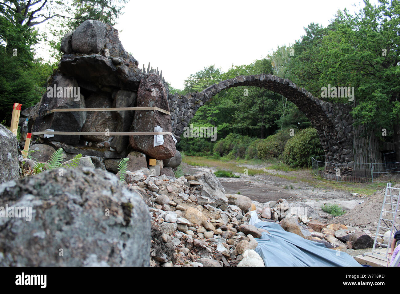 Gablenz, Germania. 06 Ago, 2019. Vista dalla grotta per la Rakotzbrücke in Kromlau Rhododendronpark. (A dpa "Ricostruzione del crollo di una grotta Rakotz: 3D puzzle con sassi") Credito: Miriam Schönbach/dpa-Zentralbild/ZB/dpa/Alamy Live News Foto Stock