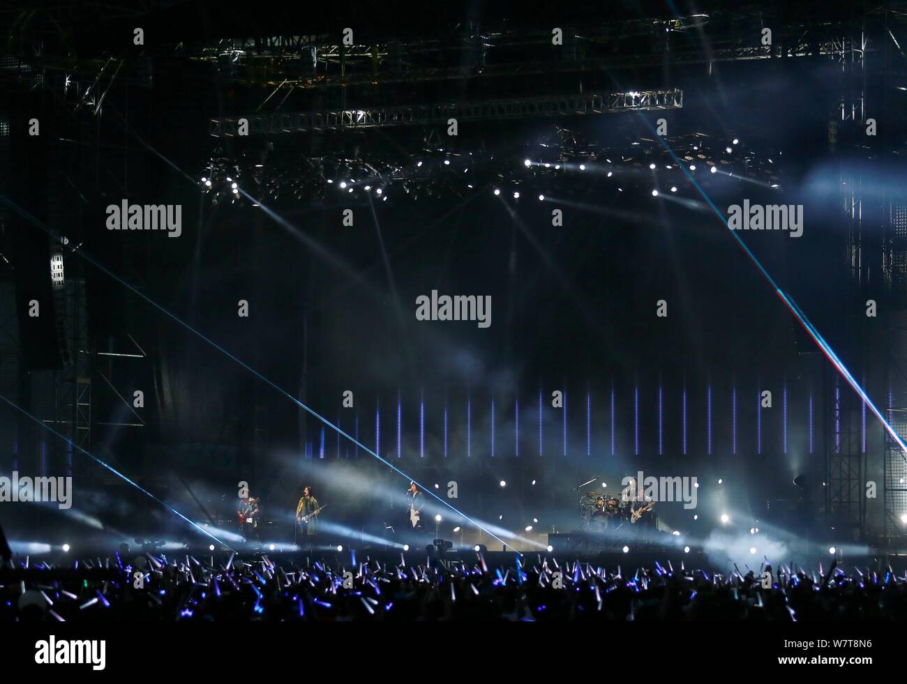 Chen Hsin-hung, meglio noto con il suo nome di fase Ashin, centro e altri membri della Taiwanese rock band Mayday eseguire in un concerto a Ji'nan city, EAS Foto Stock