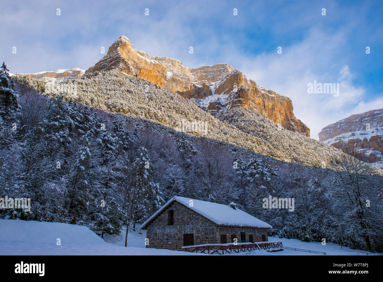 Coperta di neve edificio in Ordesa National Park, Aragona, Pirenei, Spagna. Gennaio 2013. Foto Stock