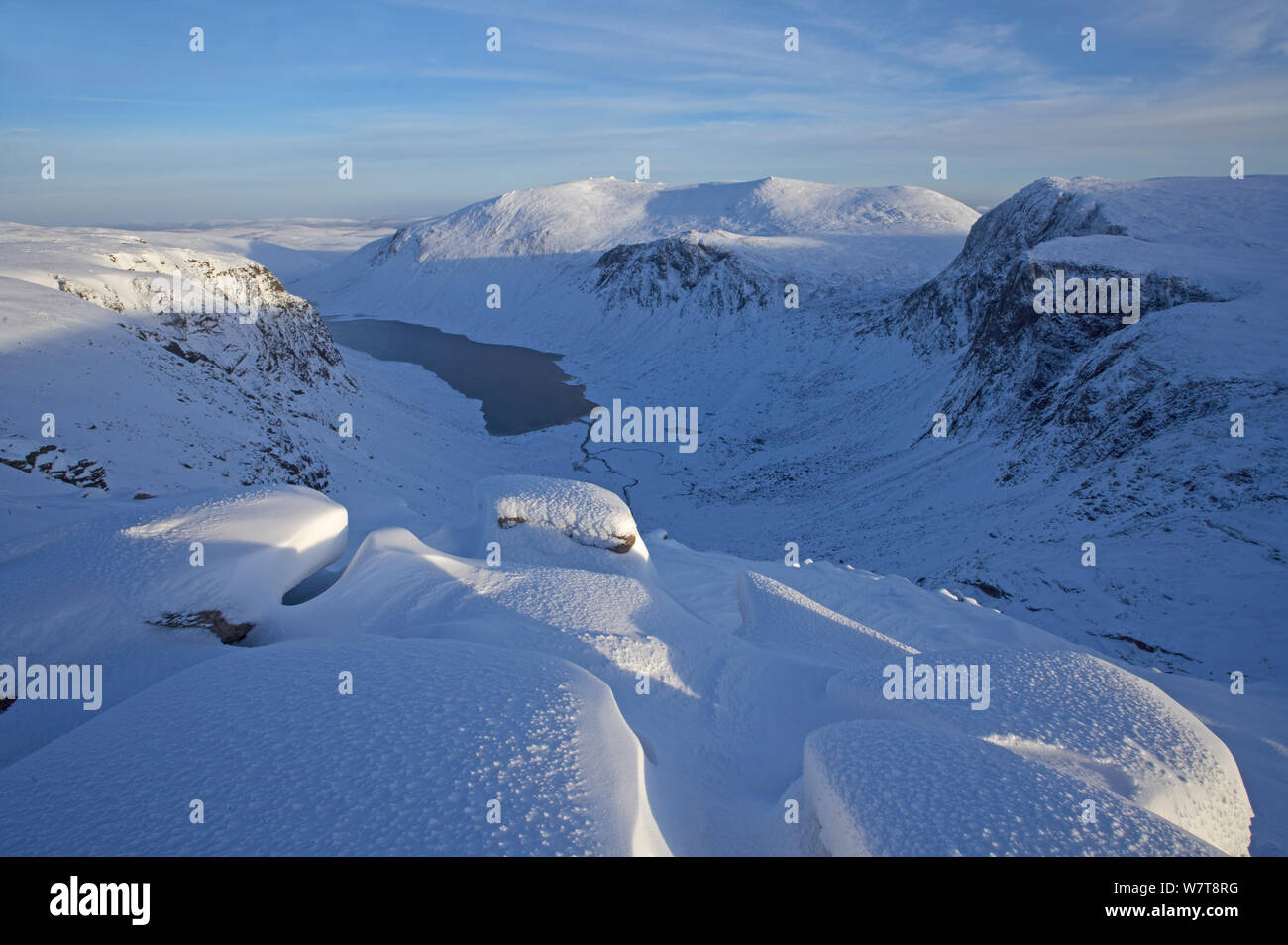 A forma di U valle e Loch Avon, Grampian Mountains, Scozia, novembre 2007. Foto Stock