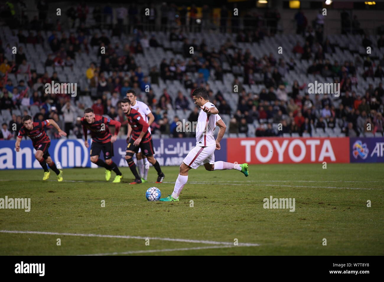 Il calcio brasiliano player Elkeson di cinese di Shanghai SIPG FC spara contro l'Australia occidentale di Sydney Wanderers FC nel loro gruppo F corrispondere durante il Foto Stock