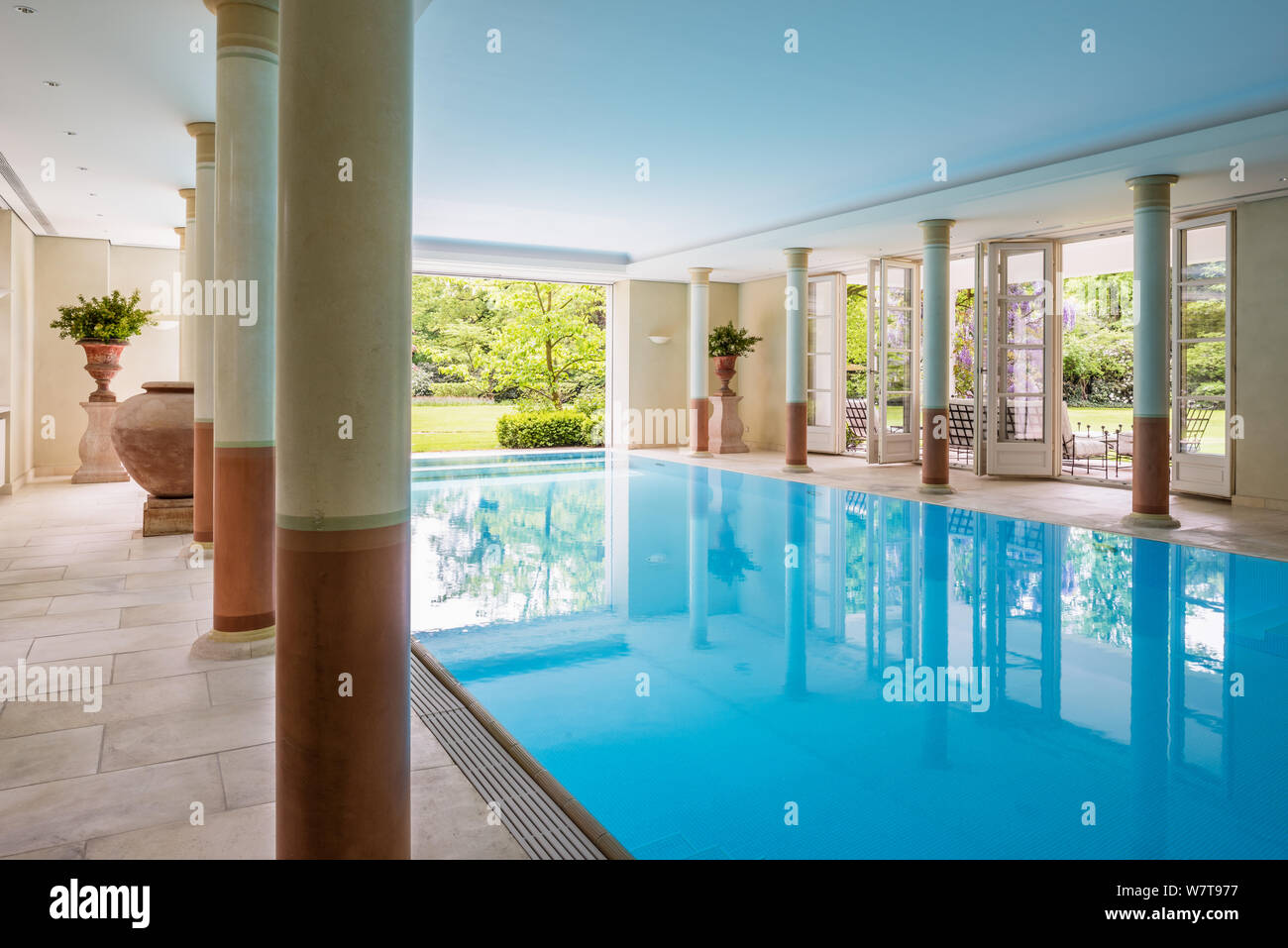 Stile classico piscina interna Foto Stock