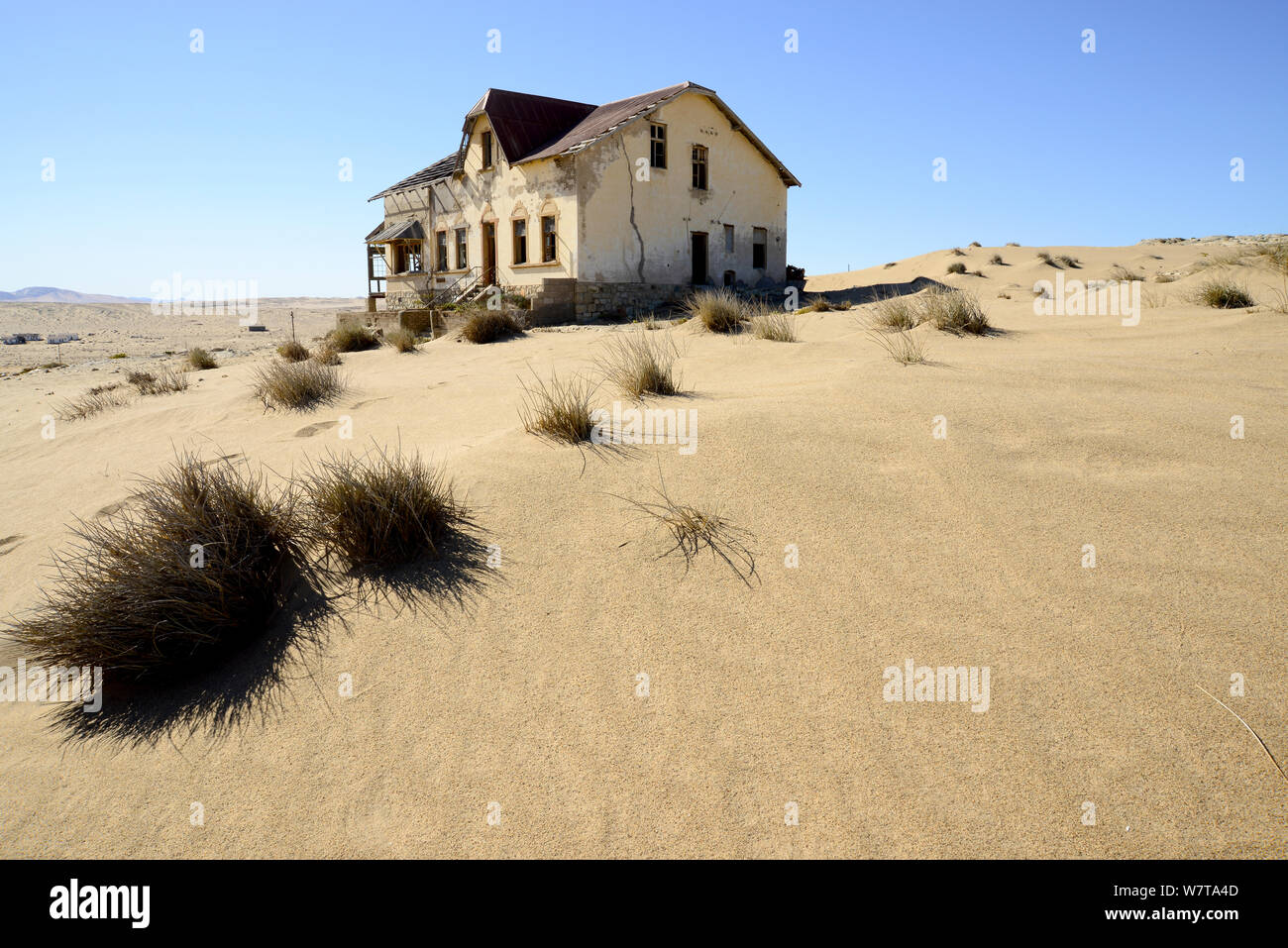 Casa abbandonata nelle dune di sabbia. Kolmanskop città fantasma, un vecchio diamond-città mineraria dove dune di sabbia in movimento hanno invaso le case abbandonate, Namib Desert Namibia, ottobre 2013. Foto Stock