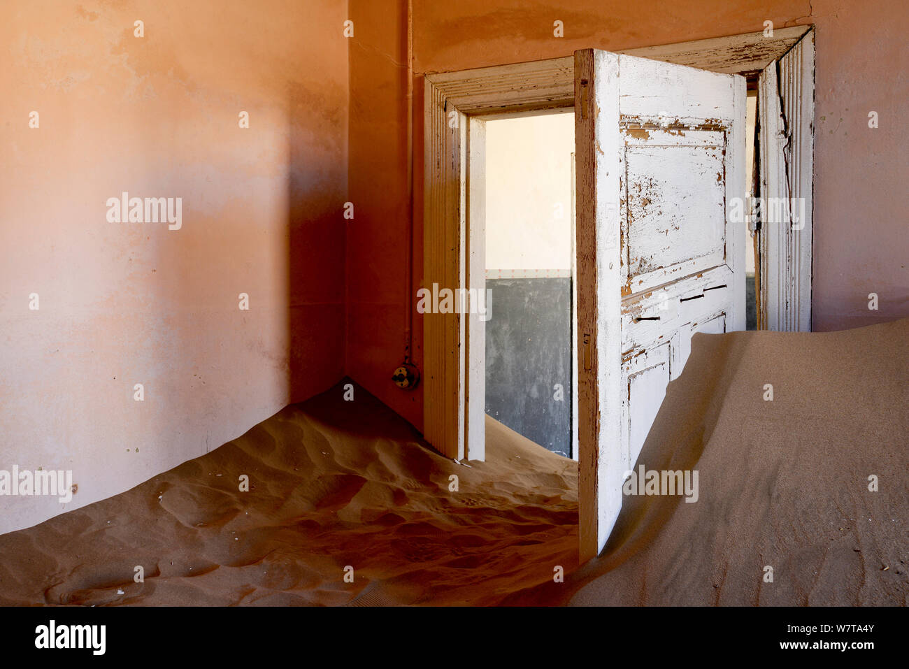 Casa abbandonata piena di sabbia. Kolmanskop città fantasma, un vecchio diamond-città mineraria dove dune di sabbia in movimento hanno invaso le case abbandonate, Namib Desert Namibia, ottobre 2013. Foto Stock