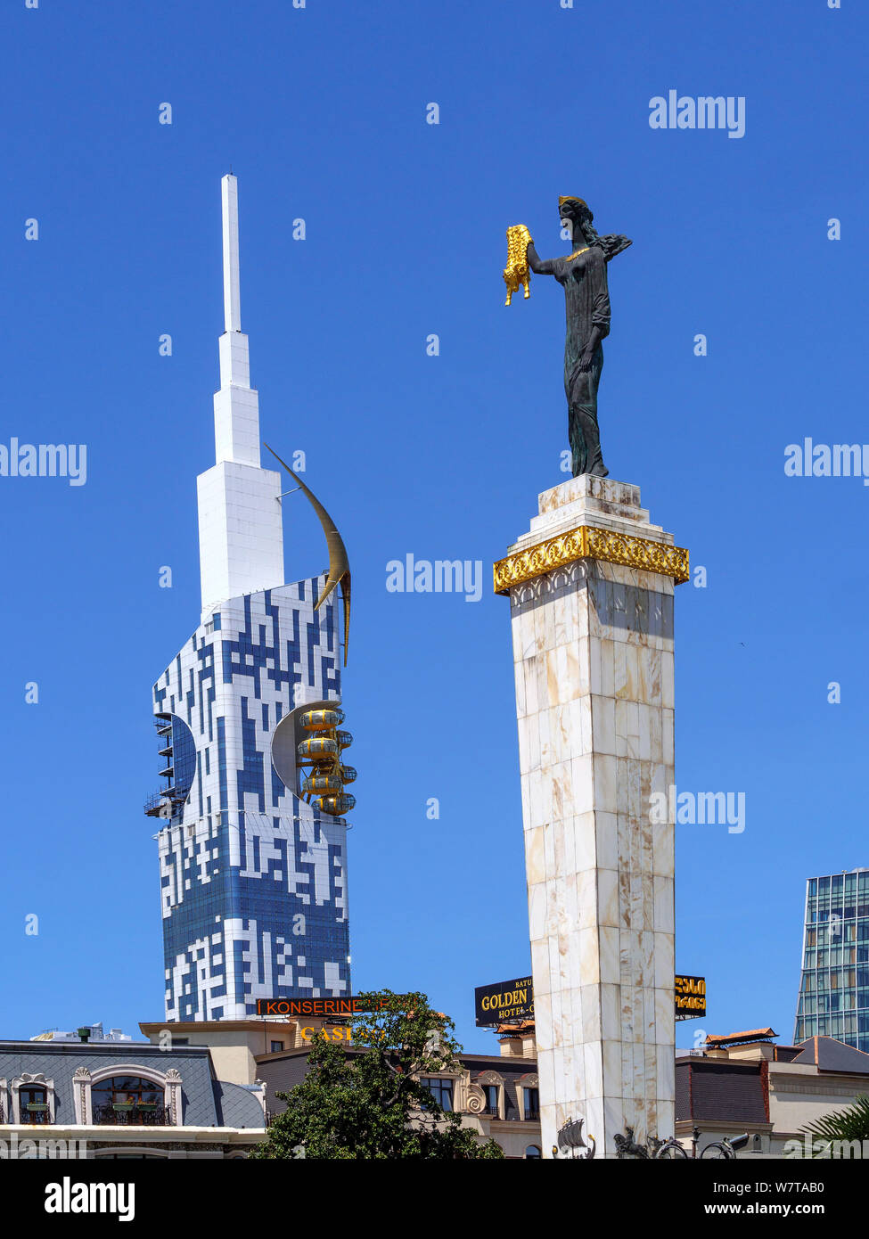 Ex università e Europa Square con la statua di Medea, Batumi, Adjara, Georgia, Europa Foto Stock