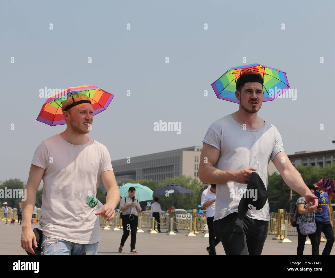 I turisti stranieri proteggersi con cappelli dal sole cocente come visiteranno la Piazza Tian'anmen a Pechino, in Cina, il 20 maggio 2017. La Temperat Foto Stock