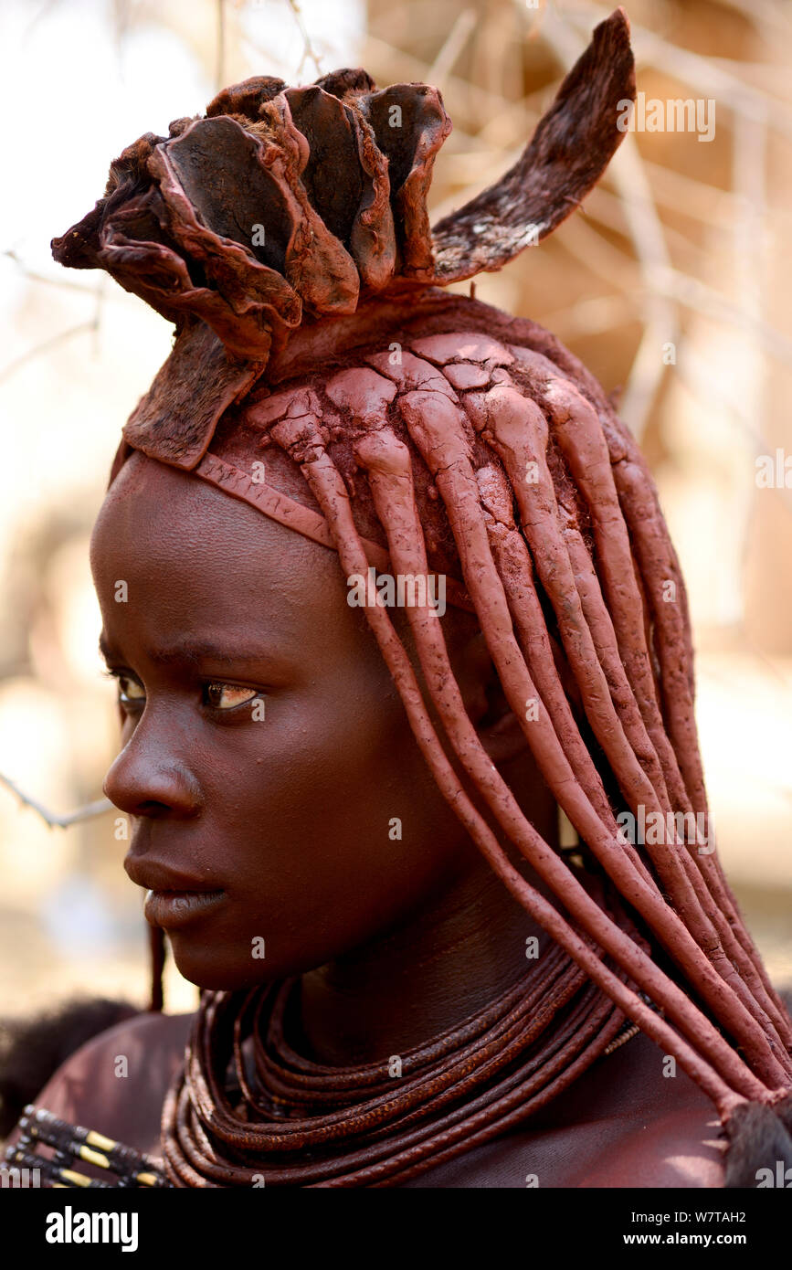 Himba donna con abito di testa che mostra che è sposata, Kaokoland, Namibia, settembre 2013. Foto Stock