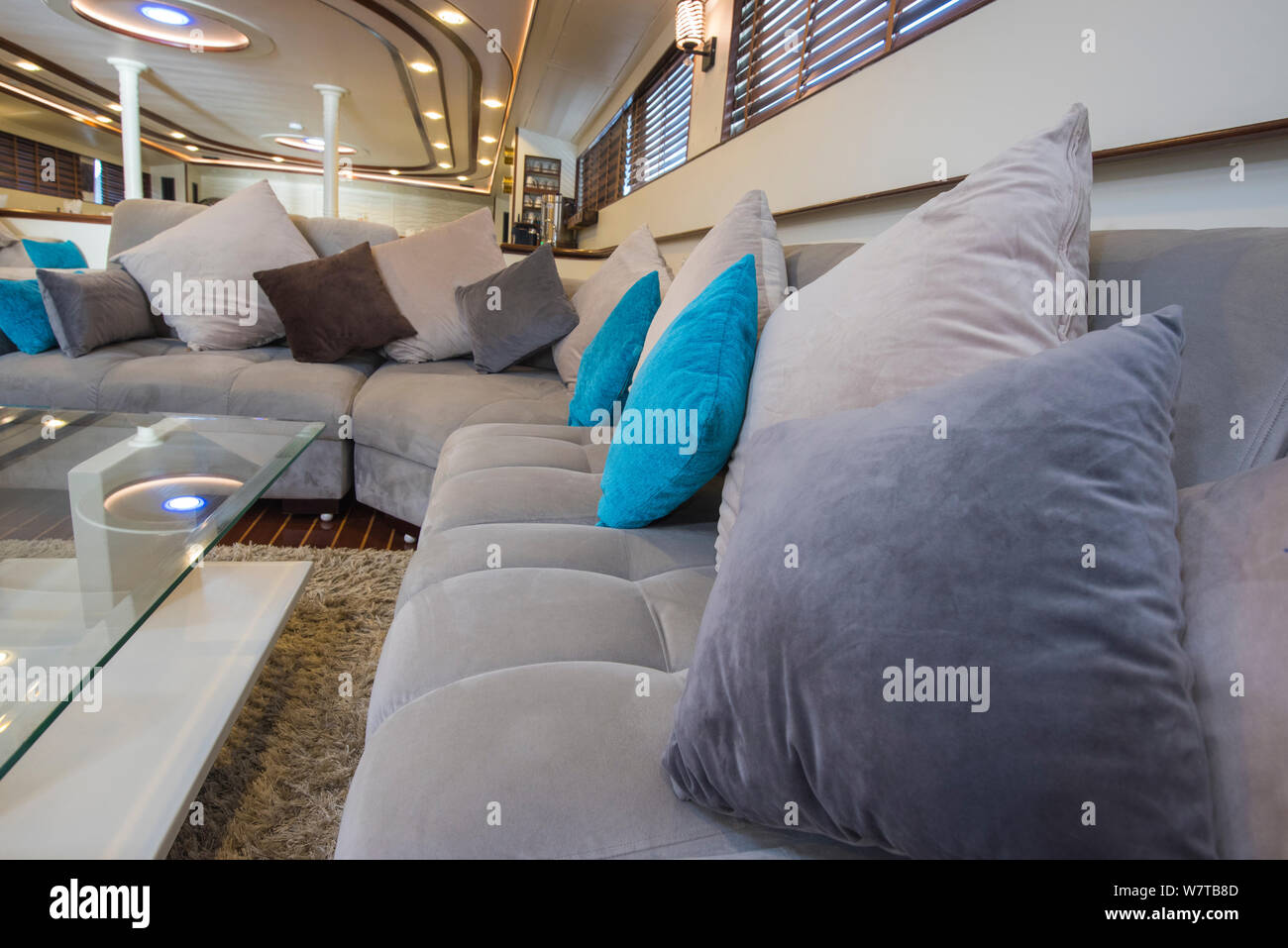Interior design arredamento arredamento del salone in un grande lussuoso yacht a motore Foto Stock