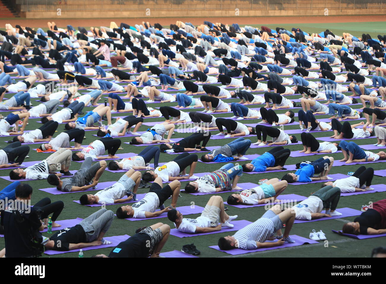 Studenti Cinesi pratica yoga in gruppo per allentare la tensione e l'ansia causata dal prossimo annual college esame di ammissione, noto anche come Gaokao, Foto Stock