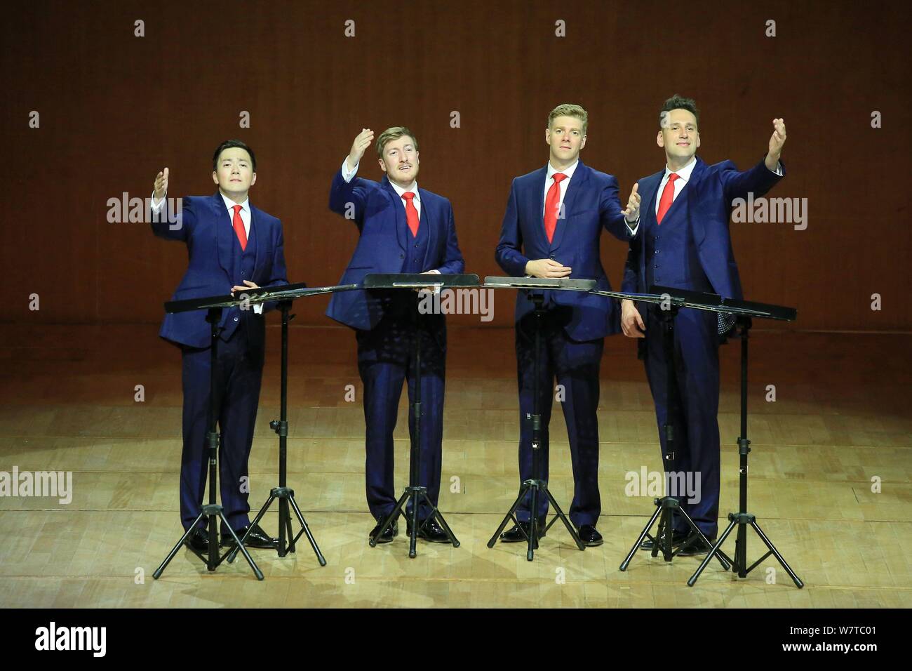 Membri della British ensemble vocale del re cantanti eseguire durante il XXXIV molla di Shanghai il Festival Internazionale di Musica a Shanghai Oriental Art Cen Foto Stock