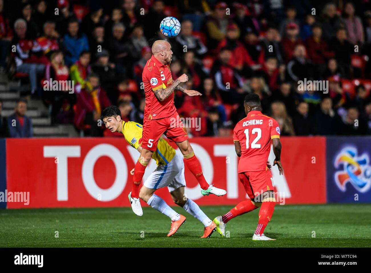 Taylor Regan dell'Australia Adelaide United FC, centro capi la sfera contro un giocatore di cinese di Jiangsu Suning FC nel loro gruppo H corrispondere durante il Foto Stock Taylor Regan dell'Australia Adelaide United FC, centro capi la sfera contro un giocatore di cinese di Jiangsu Suning FC nel loro gruppo H corrispondere durante il Foto Stock