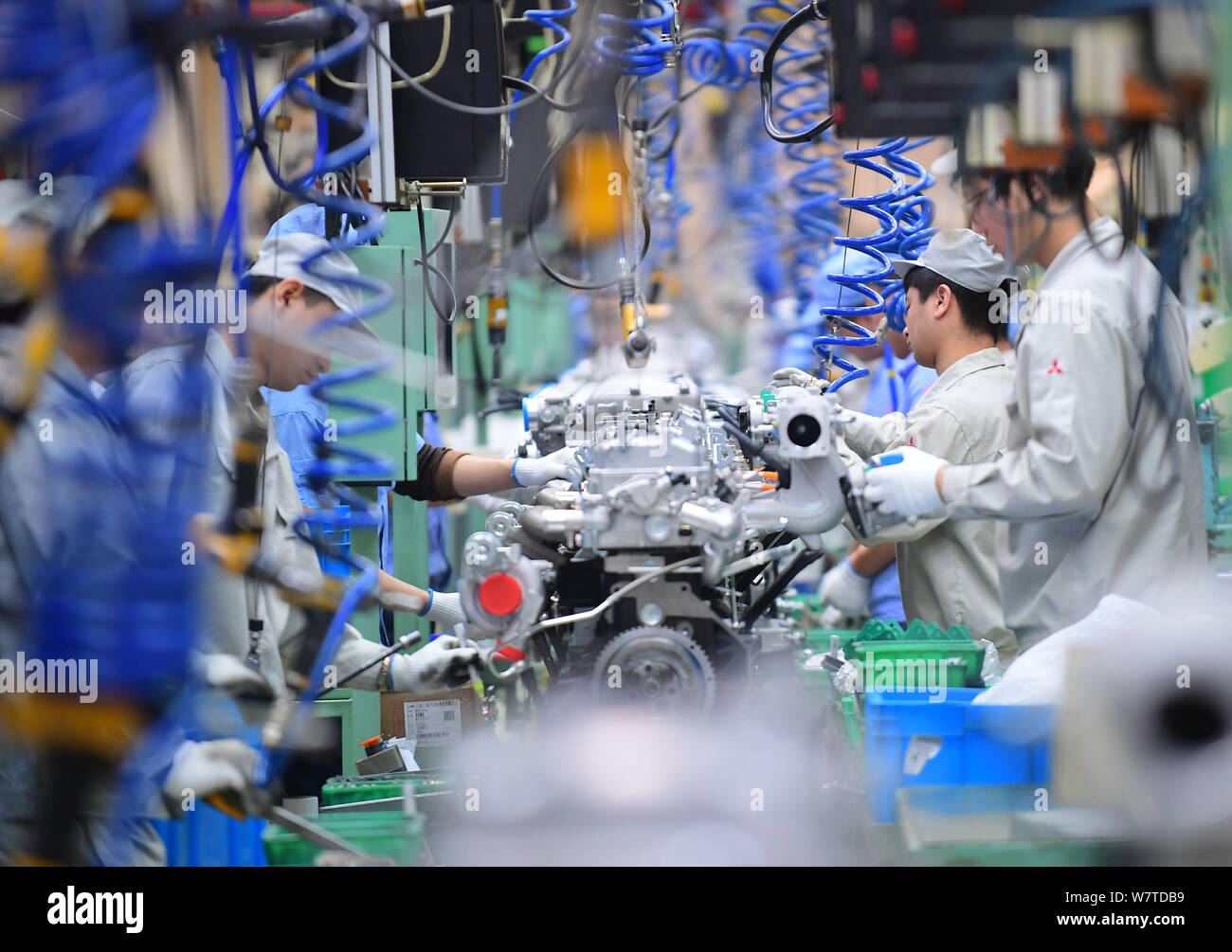 --FILE--lavoratori cinesi assemblare motori per autoveicoli presso un impianto di Shenyang Aerospace Mitsubishi Motors Motore Manufacturing Co. in Shenyang city, nord Foto Stock