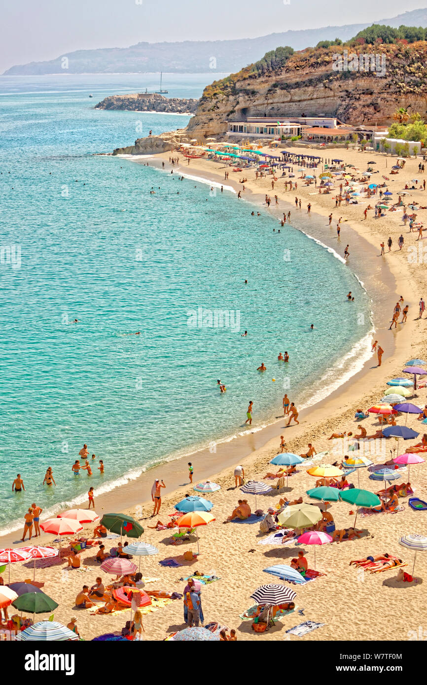 Spiaggia mediterranea a Tropea in Calabria, Italia. Foto Stock