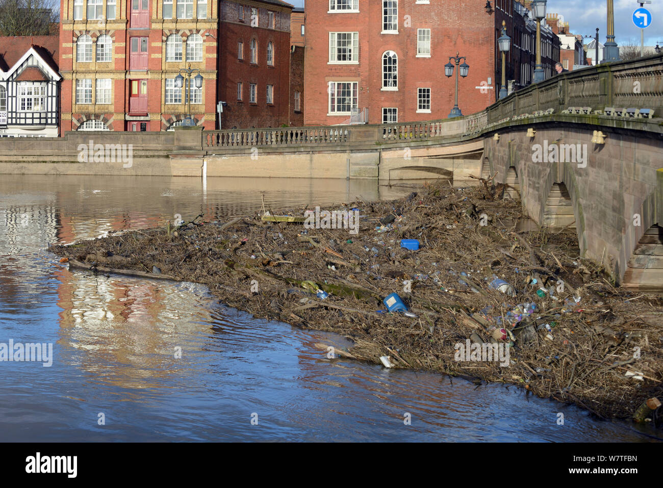 Flotsam da inondazioni lungo il fiume Severn intrappolato contro Worcester Bridge, Worcester, England, Regno Unito, febbraio 2014. Foto Stock