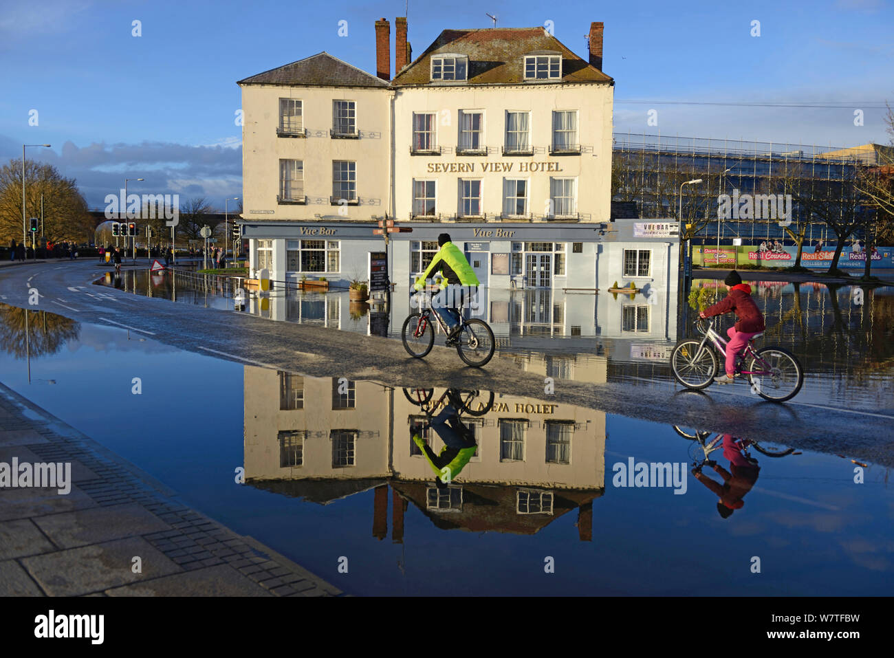 Vista di inondazione al di fuori della Severn View Hotel, con i ciclisti, Worcester, England, Regno Unito, febbraio 2014. Foto Stock