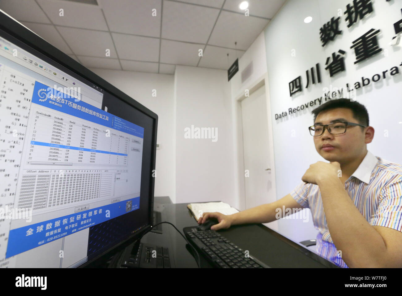 Un ingegnere cinese presenta il software per recuperare i file crittografati da virus ''WannaCry'' alla chiave di recupero laboratorio della provincia di Sichuan in ch Foto Stock
