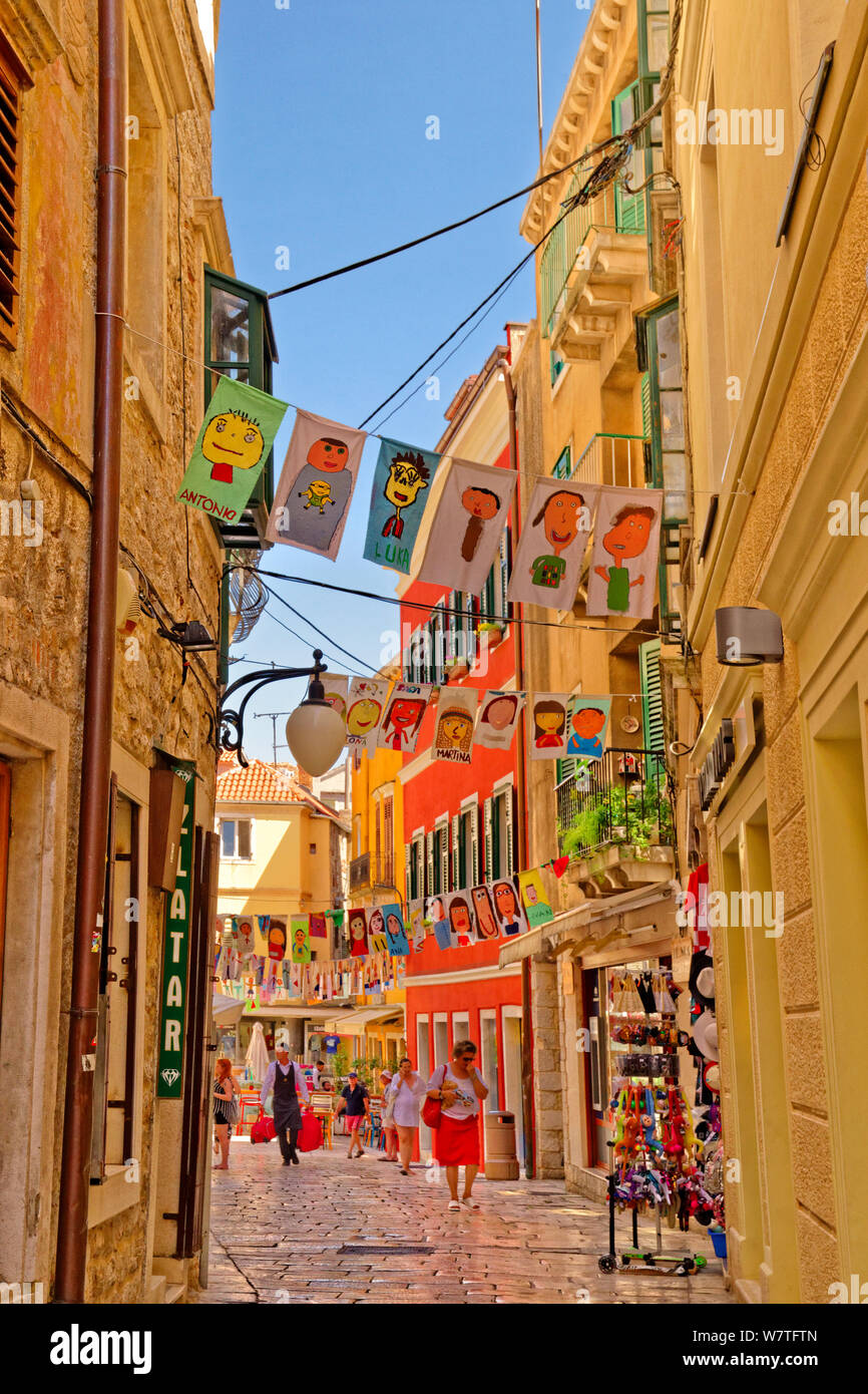 Back Street in Sibenik città vecchia sulla costa dalmata della Croazia. Foto Stock