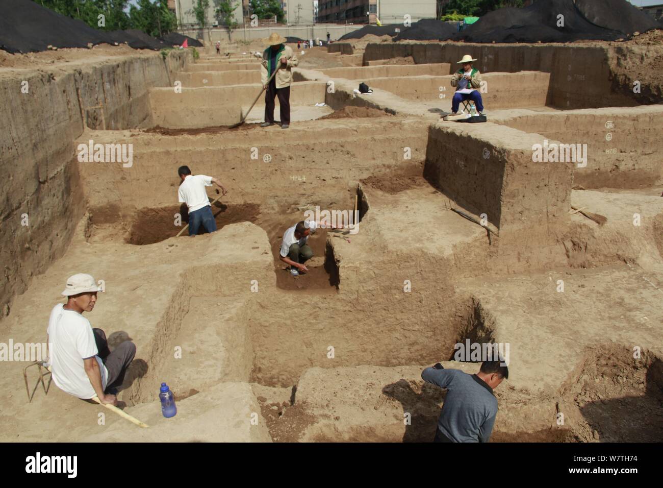 Lavoratori cinesi scavare una tomba complesso risalente 1800 anni appartenenti ad un nomade minoranza etnica gruppo dalla Cina settentrionale al Yinxu archeo Foto Stock