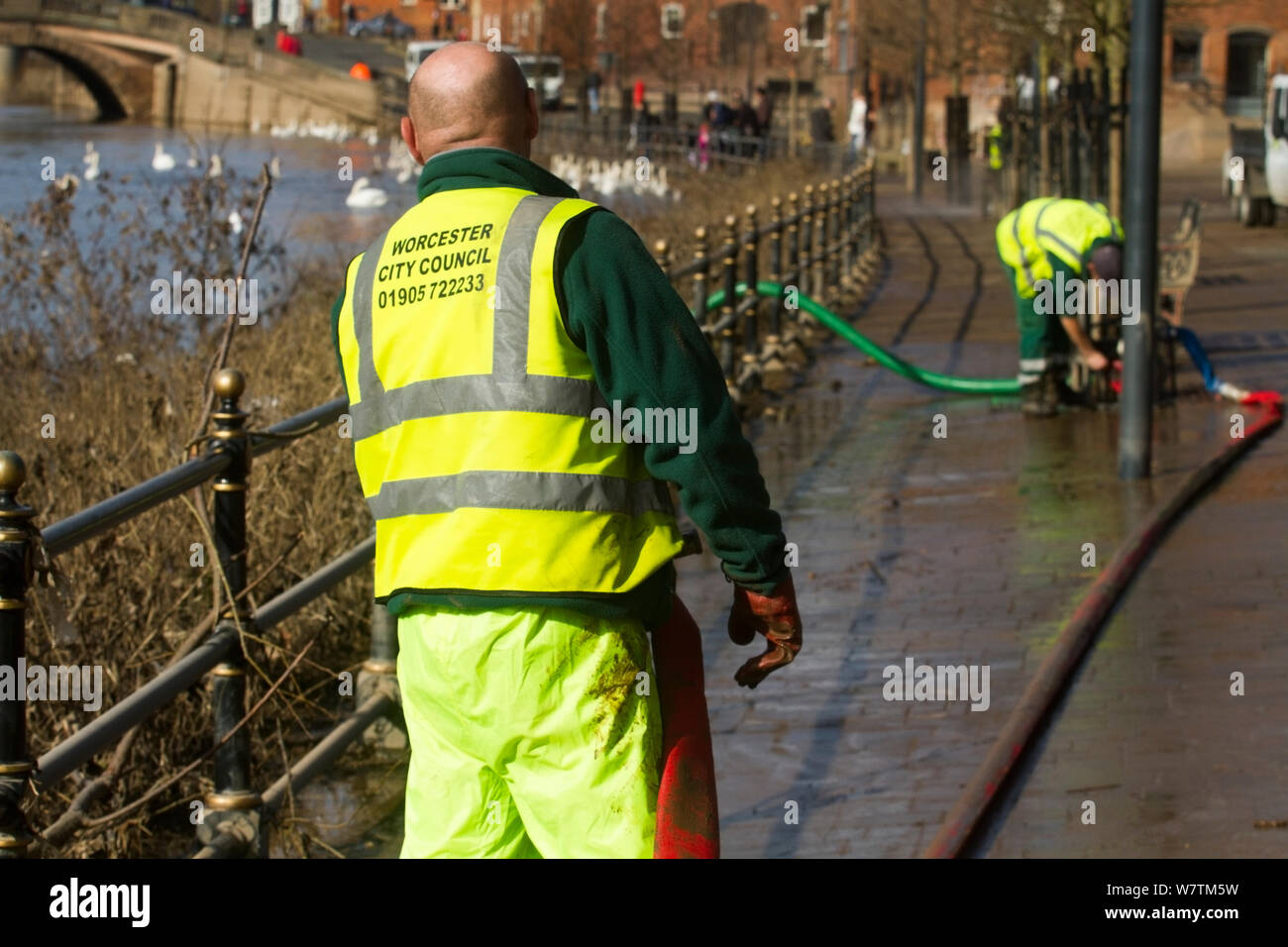 Worcester County Council lavoratori a partire clean up del processo accanto al fiume Severn dopo febbraio 2014 inondazioni, Worcester, England, Regno Unito, 22 febbraio 2014. Foto Stock
