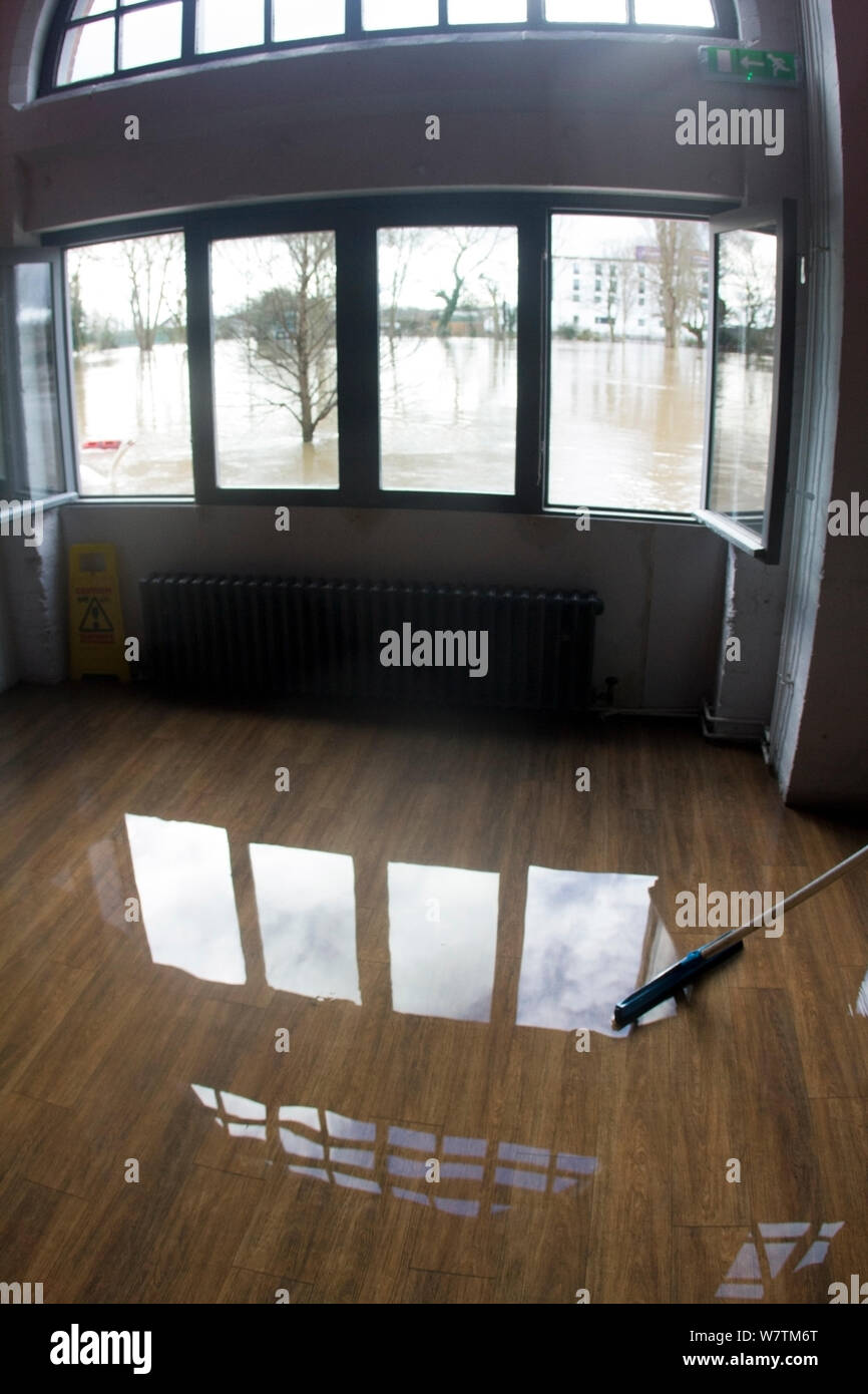 Inondati interno del wine bar / ristorante durante la chiara fino dopo febbraio 2014 inondazioni, Worcester, England, Regno Unito, 10 febbraio 2014. Foto Stock