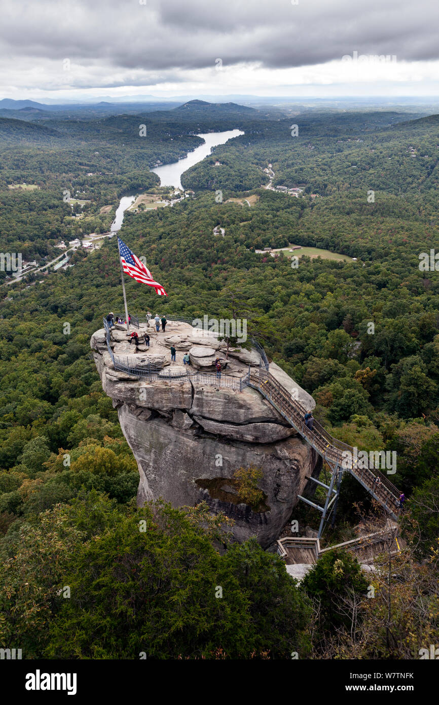 American a stelle e strisce bandiera sulla sommità del camino di roccia in Chimney Rock State Park. North Carolina, USA, ottobre 2013. Foto Stock