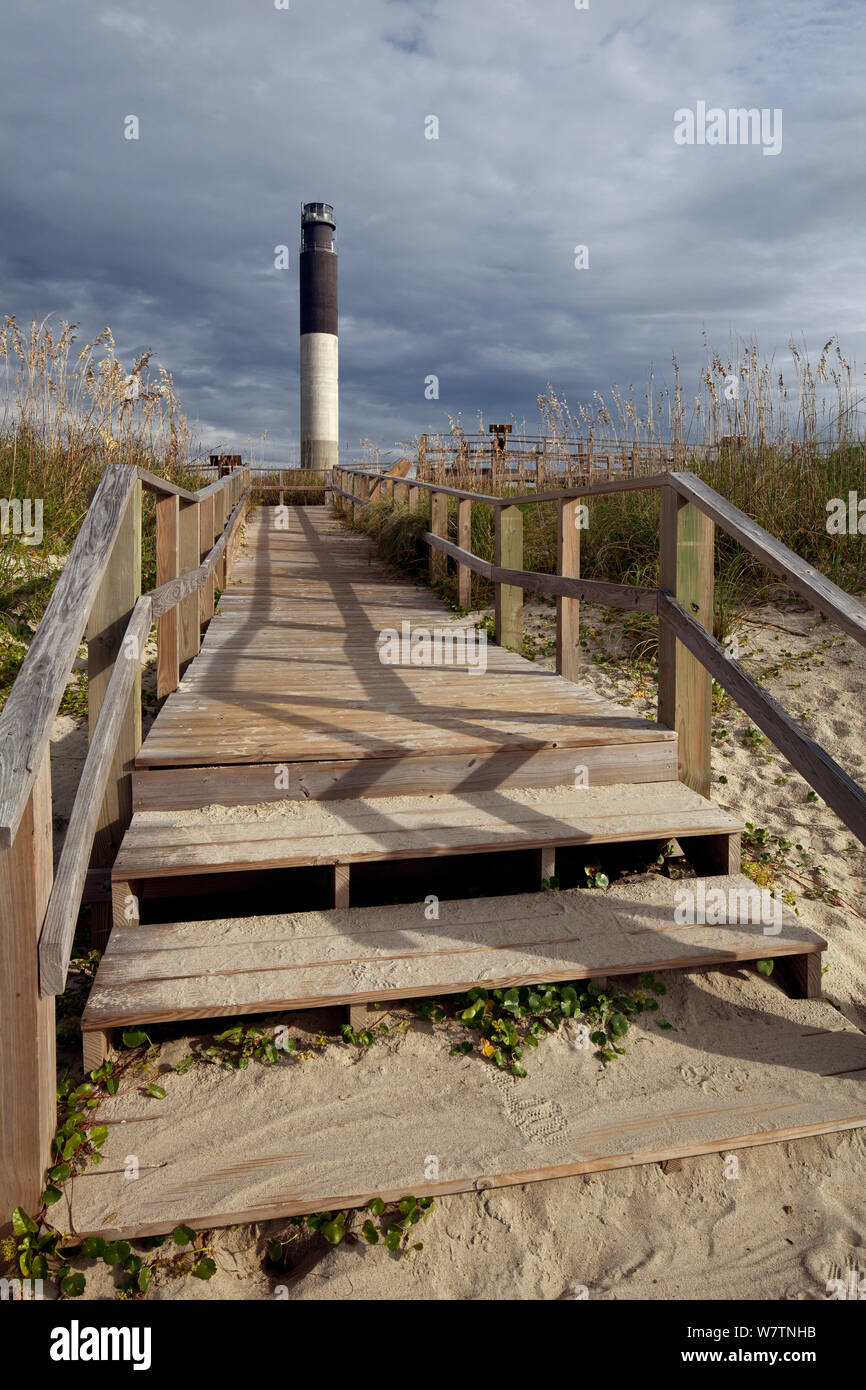 Oak Island Lighthouse a Caswell spiaggia vicino alla bocca del Cape Fear River. North Carolina, USA, ottobre 2013. Foto Stock