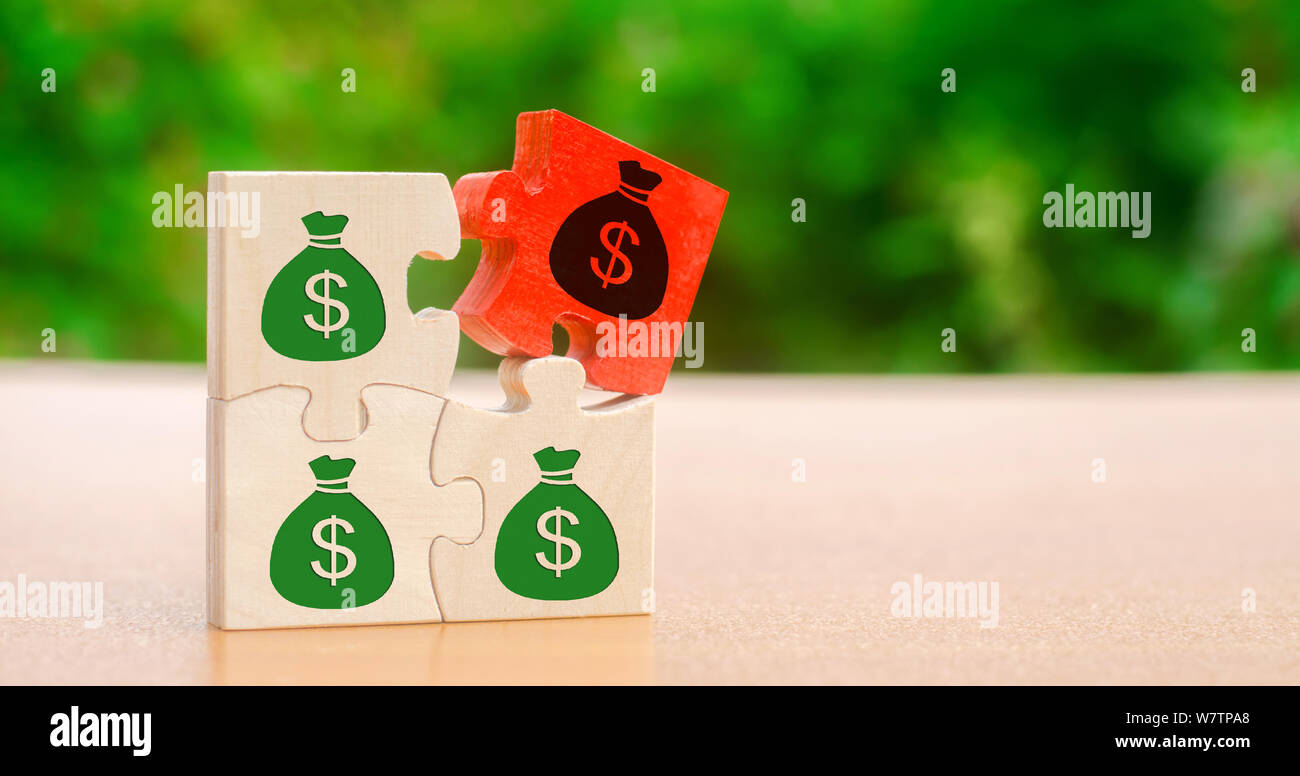Puzzle in legno con immagine di denaro. Trattenere il denaro e la Commissione. Tasse e imposte. L'onere delle tasse. Reddito netto. I costi. Ebitda. Business e Foto Stock