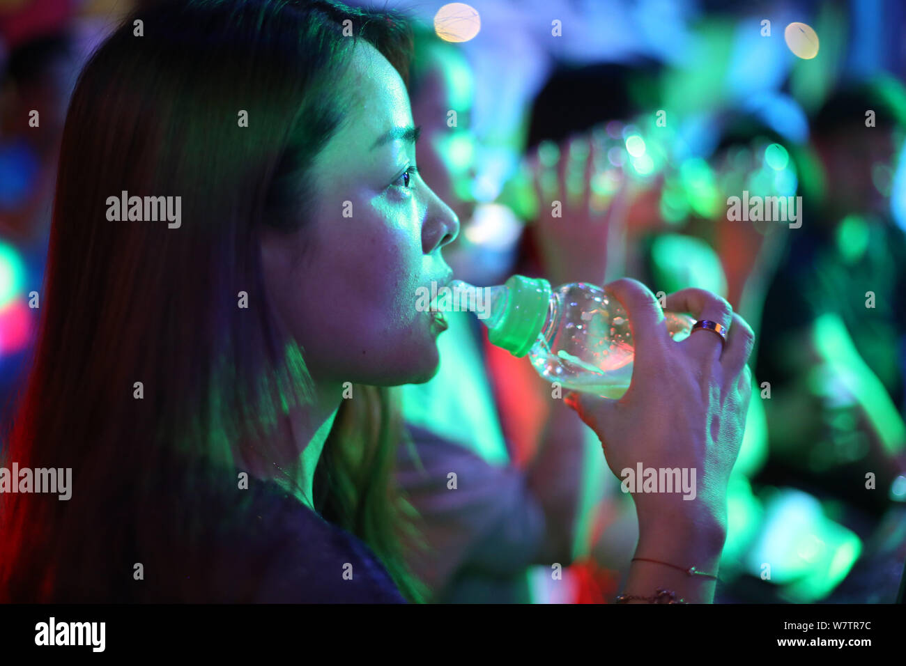 Giovani donne cinesi potrete gustare birra in plastica con il biberon preparato per contrassegnare la nazionale di promozione allattamento al seno di giorno in un bar di Wuxi, est della Cina di Foto Stock