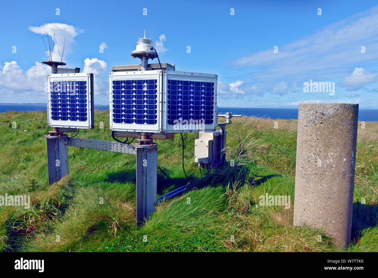 Alimentato con energia solare Luce protezioni o a corto raggio di luce di navigazione su Cairn na Burgh Mor nel Treshnish Isole Ebridi Interne di Scozia Foto Stock