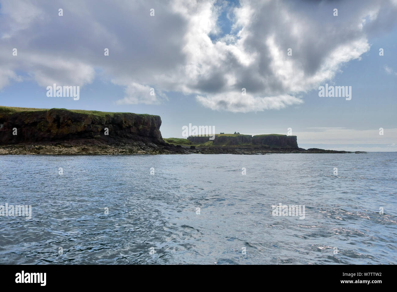 Isole di Cairn na Burgh Mor e Cairn na Burgh Beag (Treshnish Isles). Il primo è più distante con il contorno di edifici si vede sulla parte superiore. Foto Stock