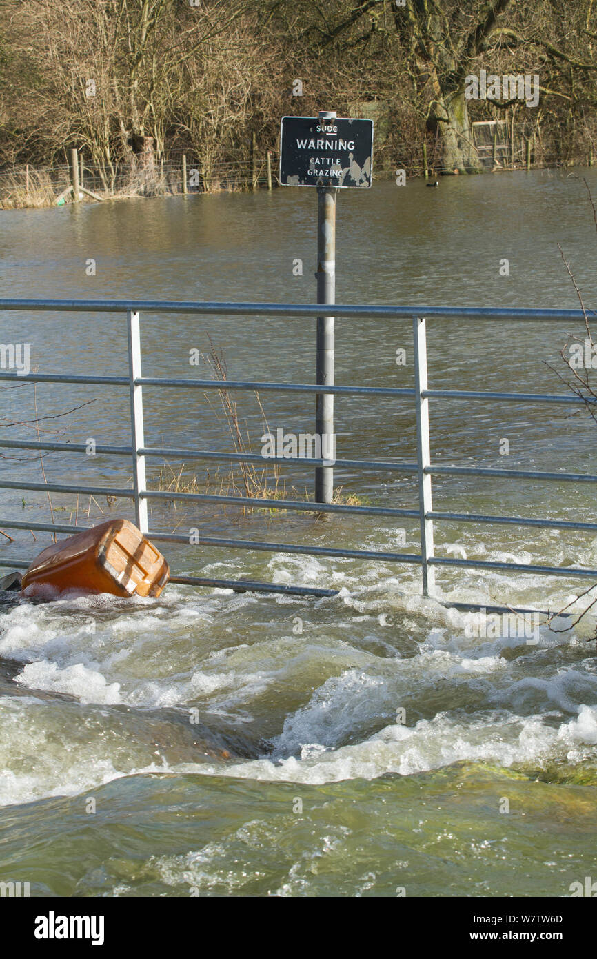 L'acqua che scorre attraverso la strada in prati Dumsey nel febbraio 2014 inondazioni. Chertsey, Surrey, England, Regno Unito, 16 febbraio 2014. Foto Stock