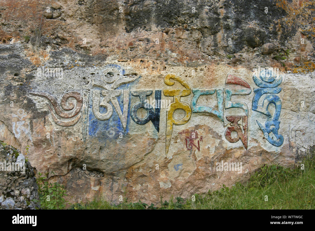 Mani la pietra che mostra Avalokiteshvara mantra, Yadong County, Qinghai-Tibetan altopiano, Tibet, Cina, settembre 2006. Foto Stock