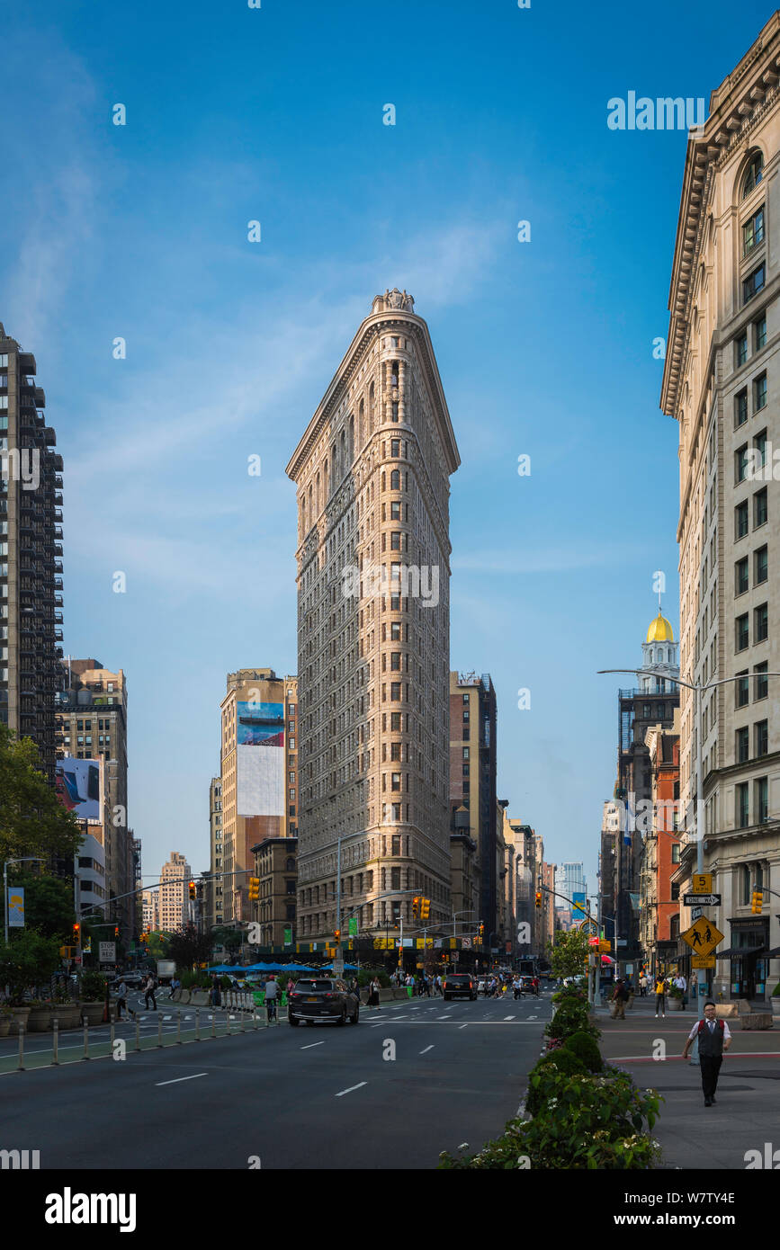 New York architettura, vista in estate il Flatiron Building ubicato nel cuore di Manhattan tra Broadway e la Fifth Avenue, New York City, Stati Uniti d'America. Foto Stock