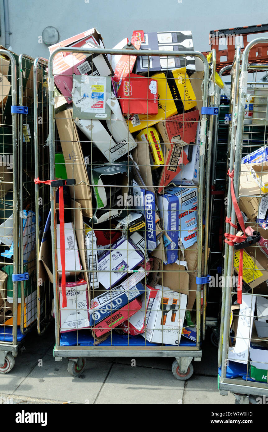 Scatole di cartone nel filo carrello al di fuori del supermercato in attesa di essere raccolti per il riciclaggio, Highbury, London Borough di Islington, England, Regno Unito, Agosto 2013. Foto Stock