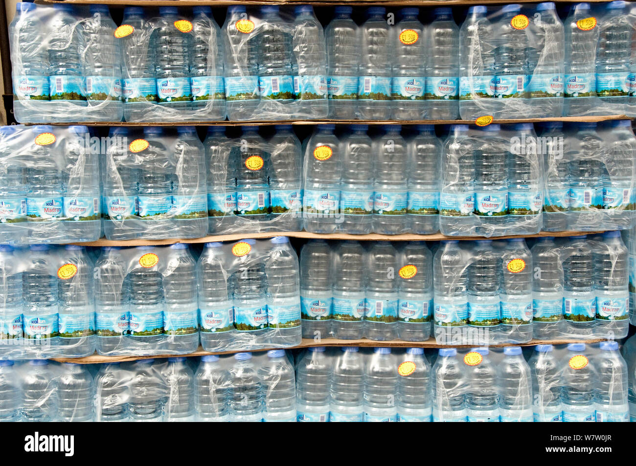 Confezioni di acqua minerale in bottiglie di plastica per la vendita al di fuori del negozio locale a Holloway, London Borough di Islington, England Regno Unito, marzo 2013. Foto Stock