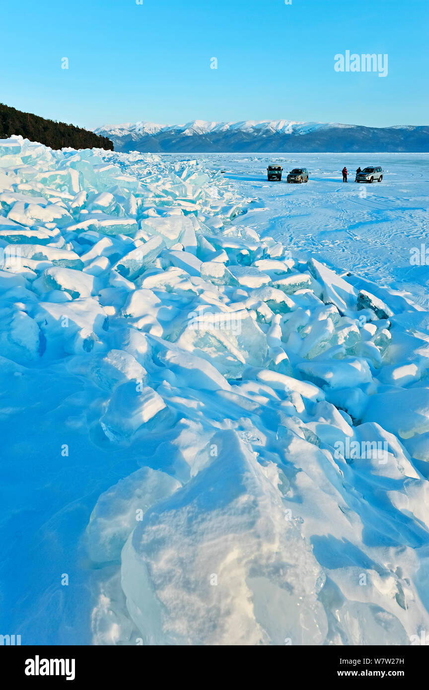 Il paesaggio del lago Baikal congelati in primavera, con ghiaccio di pelo e di automobili, Lago Baikal, Siberia, Russia, marzo 2013. Foto Stock