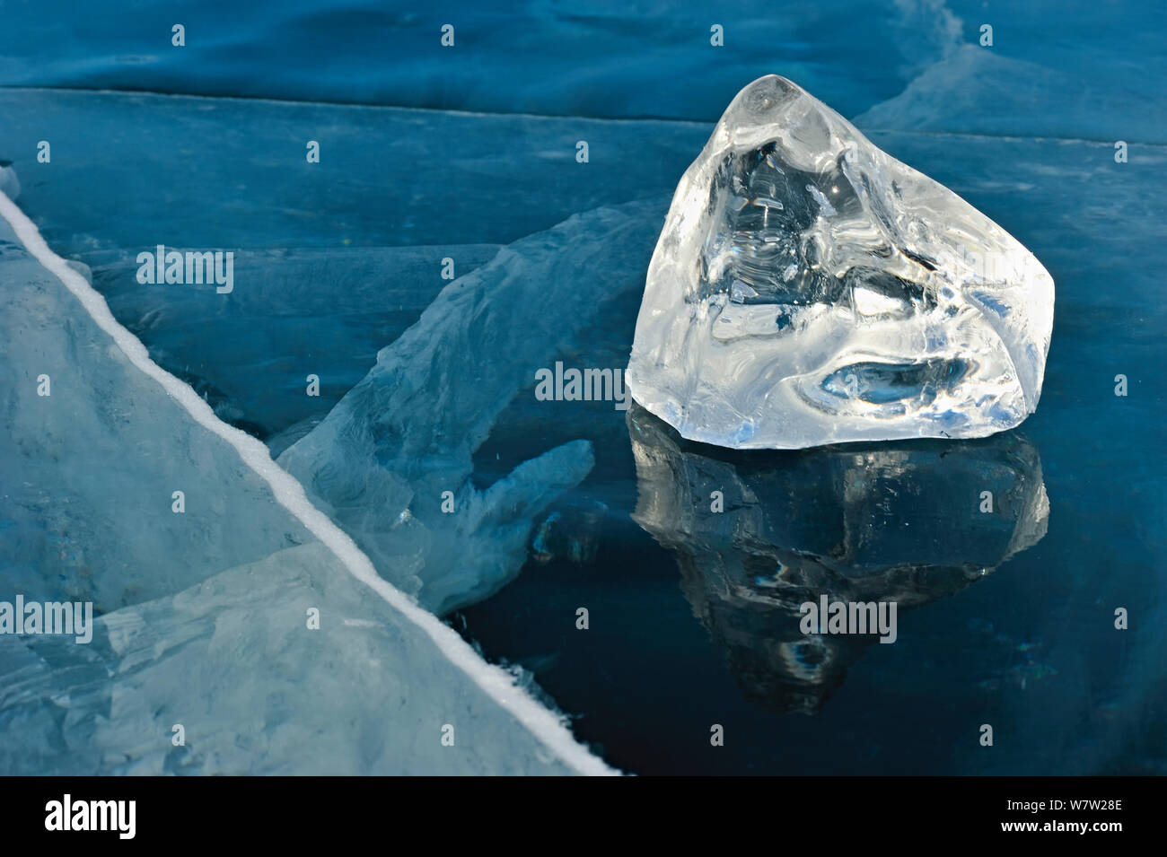 Frammento di ghiaccio si riflette nel ghiaccio del Lago Baikal, Siberia, Russia, Marzo. Foto Stock