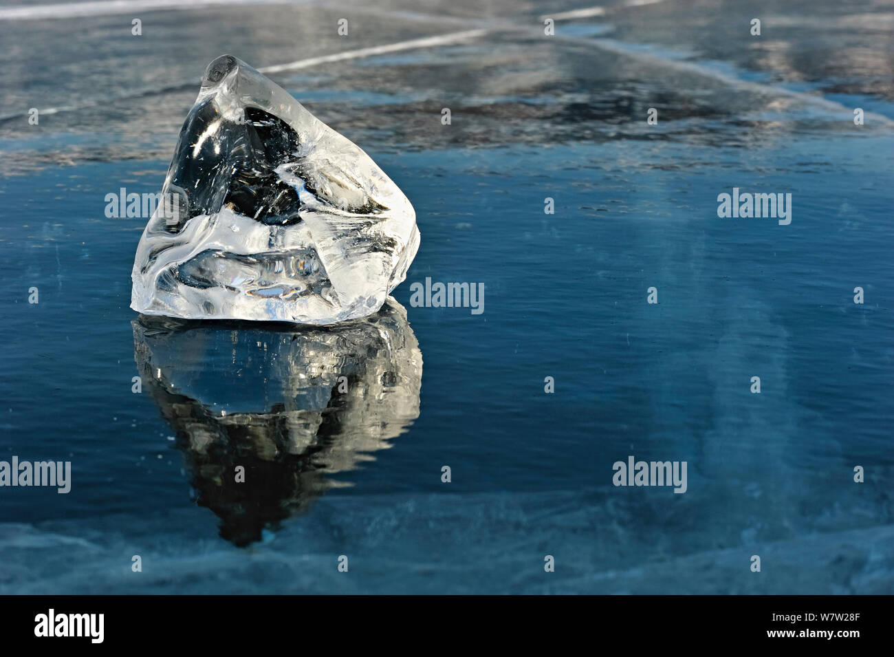 Frammento di ghiaccio si riflette nel ghiaccio del Lago Baikal, Siberia, Russia, Marzo. Foto Stock