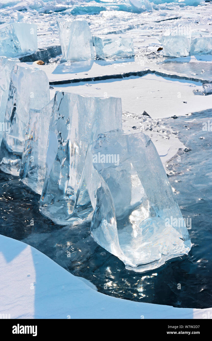 Blocchi di ghiaccio tagliata del lago Baikal per effettuare un foro di ghiaccio per le immersioni, Siberia, Russia, Marzo. Foto Stock
