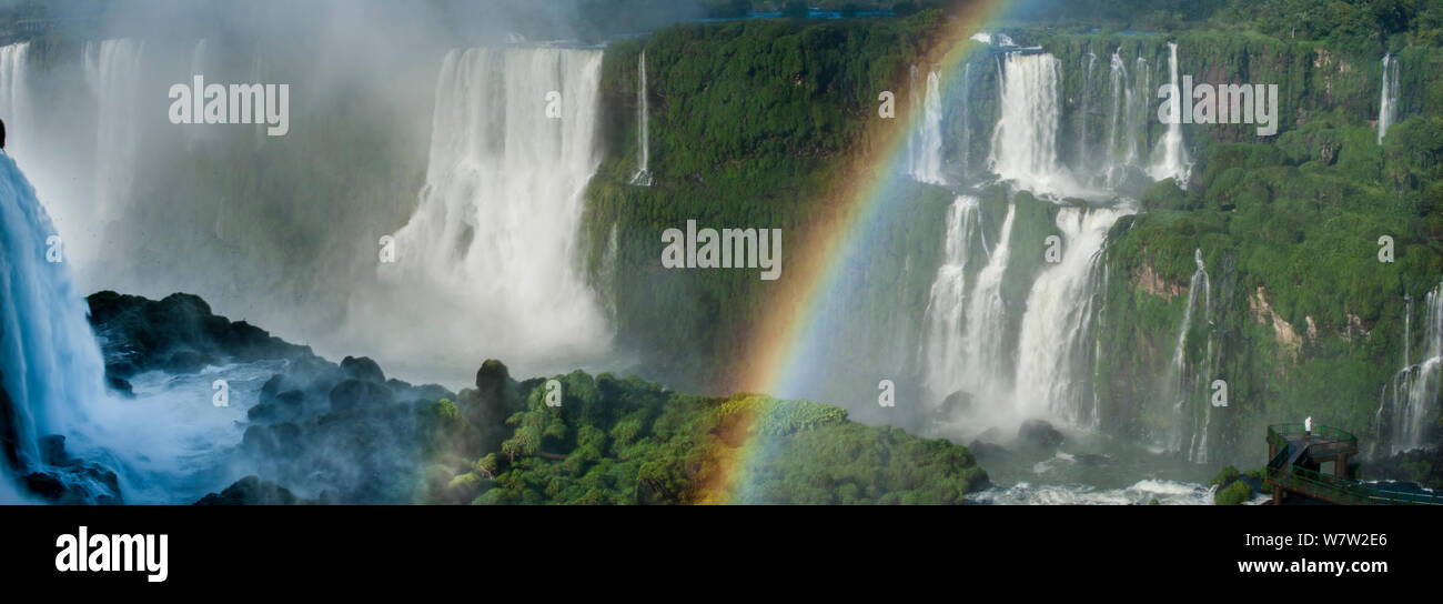 Rainbow su Iguasu Falls, sul fiume Iguasu, Brasile / Argentina confine. Fotografato dal lato Brasiliano delle Cascate. Stato di Paraná, Brasile, Settembre. Foto Stock