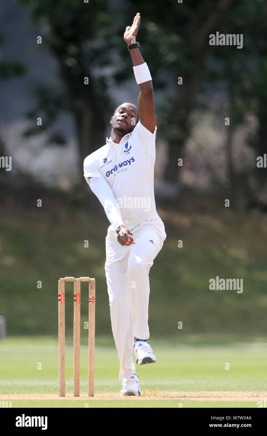 Il Sussex Jofra Archer bocce durante il giorno due del secondo XI Campionato corrispondono a Blackstone Academy Massa, a Henfield. Foto Stock