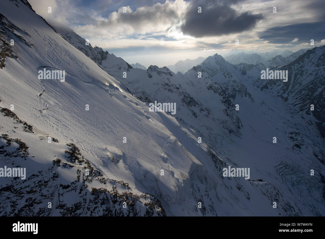 Crinale principale del Caucaso mountians, regione Bezengi, Kabardino-Balkaria, Centrale montagne del Caucaso, Russia, ottobre 2013. Foto Stock
