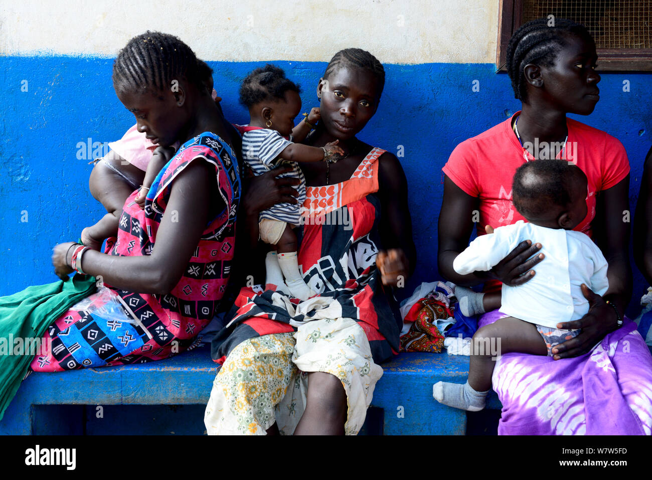I bambini con le loro madri al bambino medical center per essere vaccinati contro la polio, Canogo Isola, Guinea Bissau, dicembre 2013. Foto Stock
