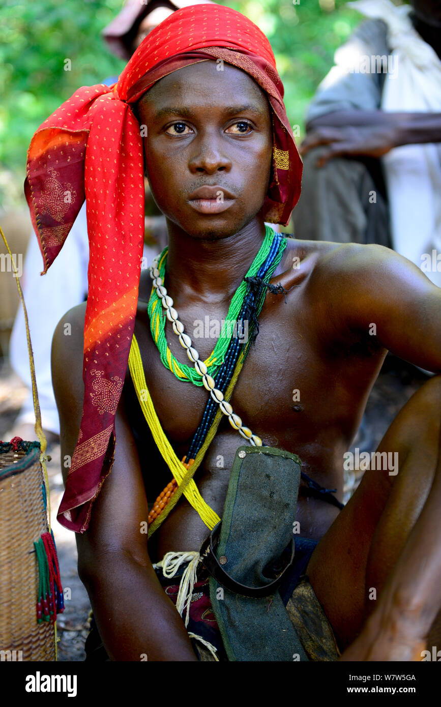 Lo sposo in abbigliamento tradizionale al suo matrimonio nel villaggio di Ambeduco. Isola di Orango, Guinea Bissau, dicembre 2013. Foto Stock