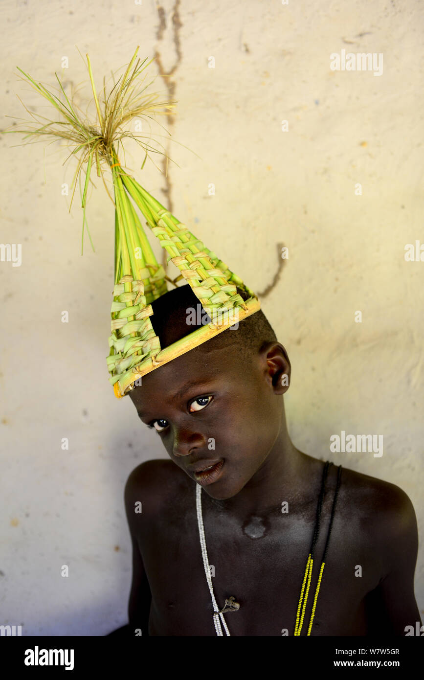 Uomo in testa cerimoniale vestito di foglie di palmo al matrimonio tradizionale nel villaggio di Ambeduco, Orango Isola, Guinea Bissau, dicembre 2013. Foto Stock
