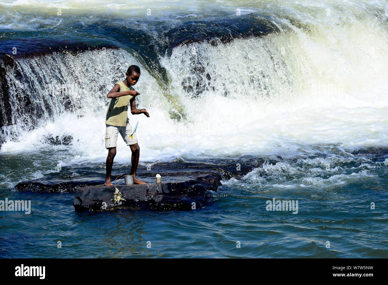 I bambini la pesca nelle rapide di Saltinho, Corubal river, Guinea Bissau, dicembre 2013. Foto Stock