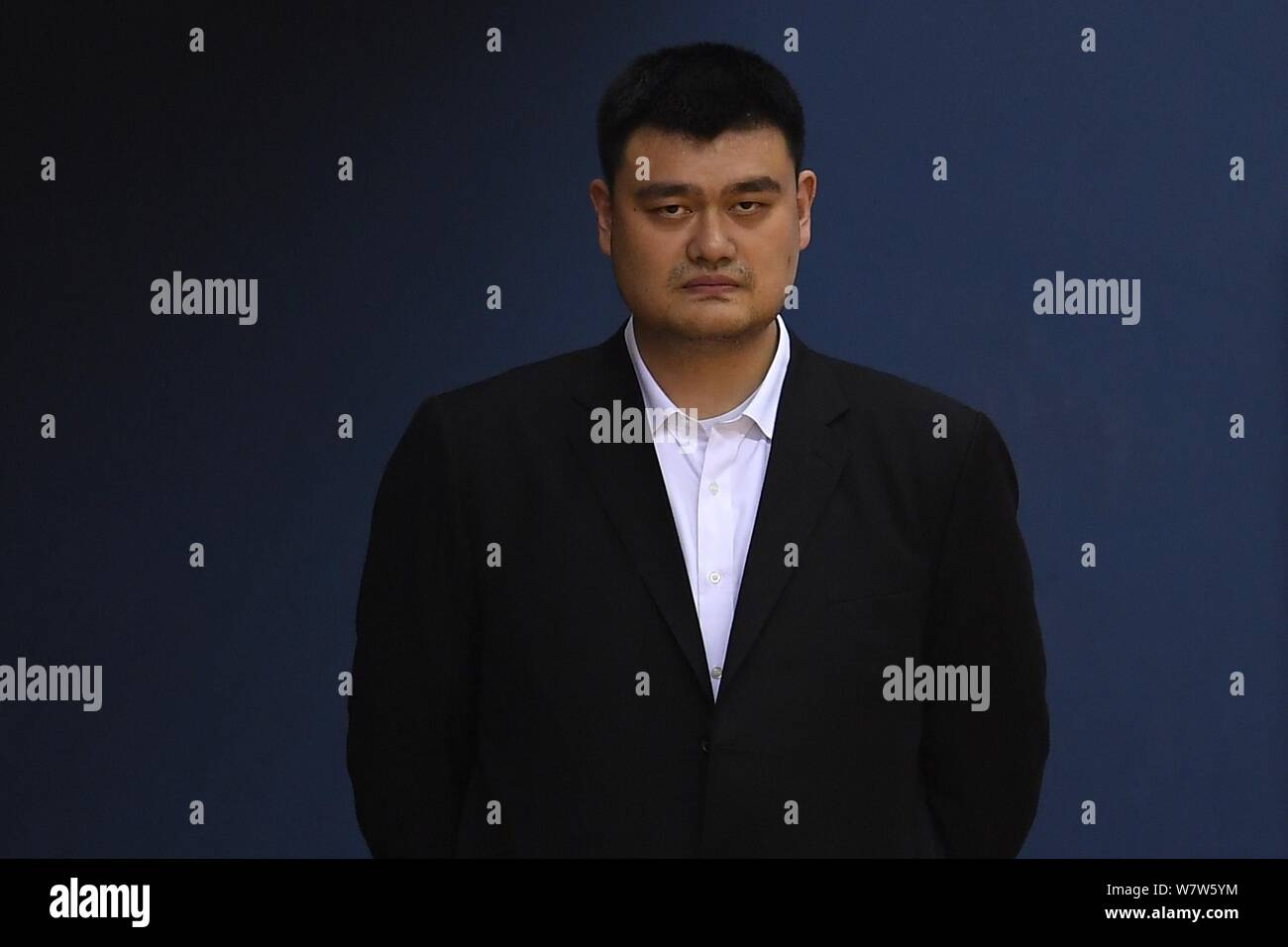 Pensionato cinese di pallacanestro Yao Ming, Presidente della cinese di pallacanestro (CBA), orologi giocatori della nazionale femminile cinese di pallacanestro Foto Stock