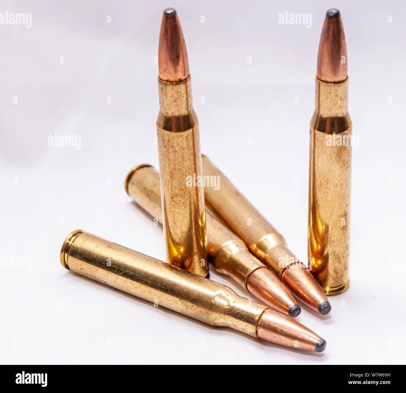 Ottone cinque proiettili di caccia su sfondo bianco Foto Stock